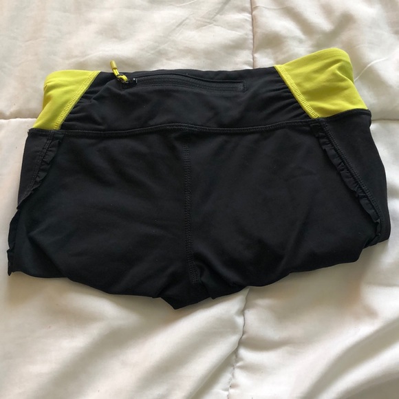 Light green and black cropped Lululemon size 2 - Picture 3 of 4